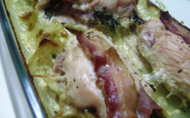 Filé de frango recheado com molho de requeijão com espinafre