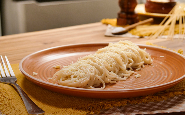 Macarrão cacio e pepe