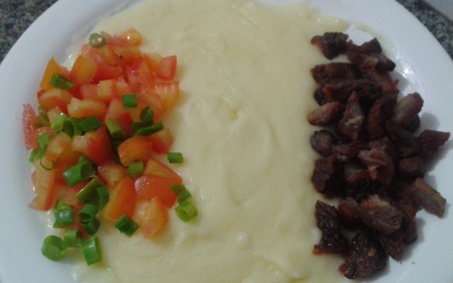 Pirão de aipim com carne de sol e salada