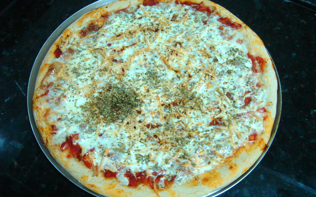 Pizza diferente: frango, tomate e requeijão