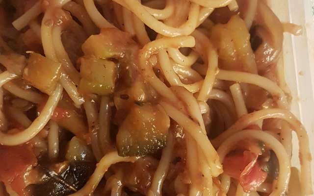 Macarrão com berinjela e azeitona