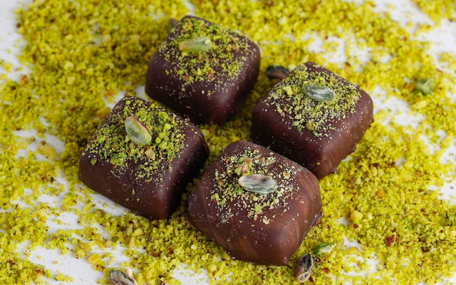 Delícia de pistache coberto por chocolate derretido