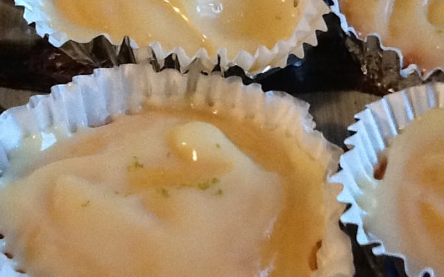 Bolinho de limão com cobertura de leite condensado