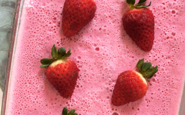 Gelatina cremosa com morangos