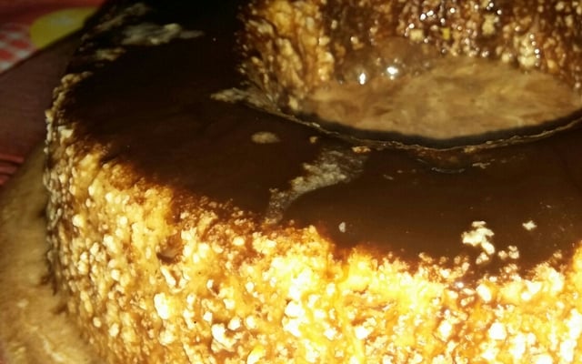 Pudim gelado com calda de chocolate