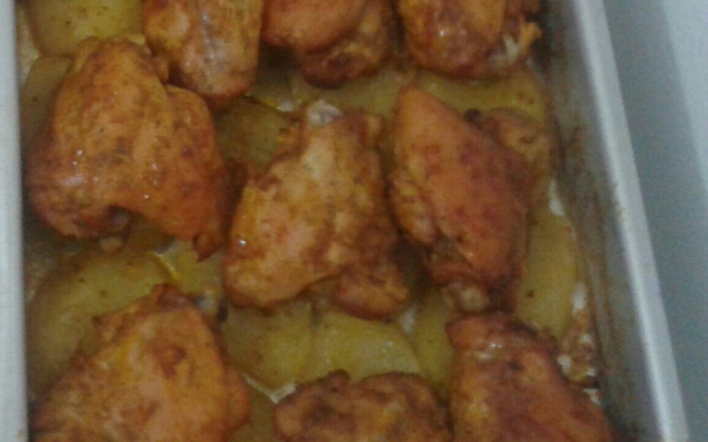 Sobrecoxa assada com batatas
