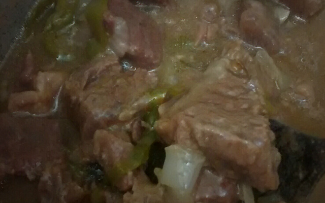 Carne cozida ao molho de cerveja