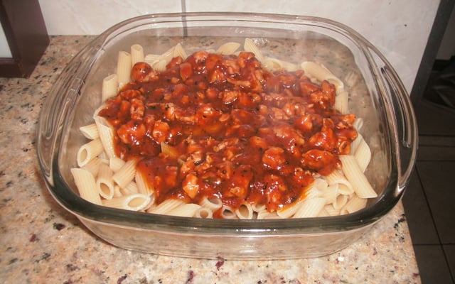 Espaguete com molho de lingüiça de frango