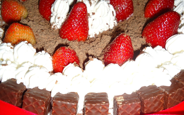 Bolo de chocolate e morango com Twix