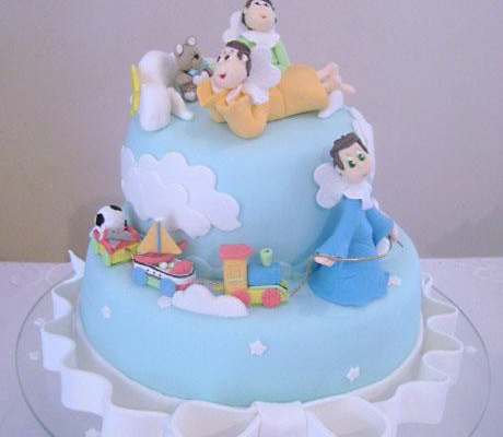 Bolo gelado e úmido com cobertura de pasta brasileira