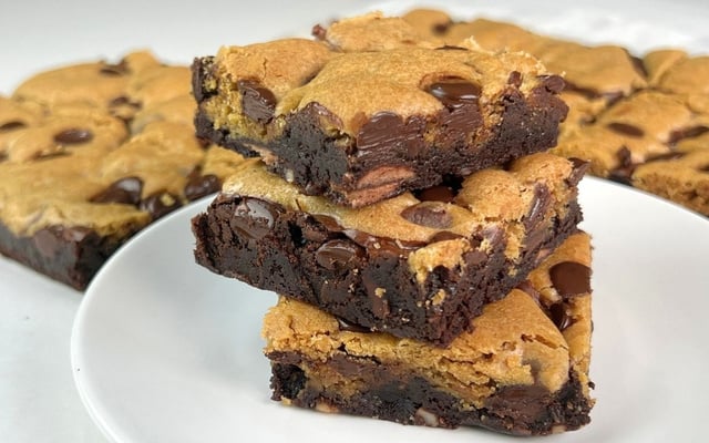 Brookie, ou brownie de cookie, cortado em quadrados empilhados