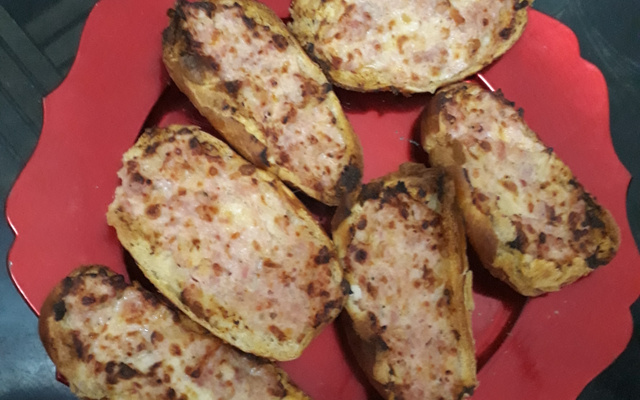 Pão com linguiça e queijo