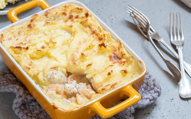 Escondidinho de camarão com purê de mandioca cremoso