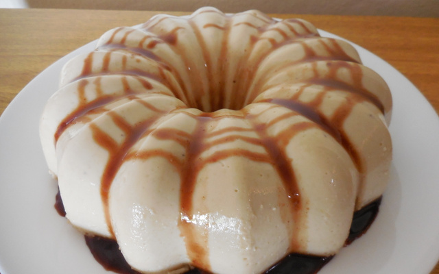 Flan de banana com calda de chocolate