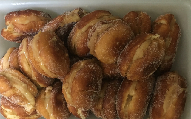 Sonho com recheio de doce de leite