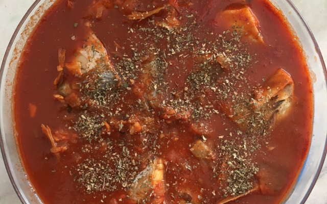 Cação ao molho vermelho