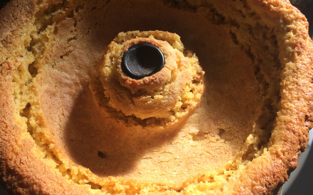 Bolo de fubá com erva doce