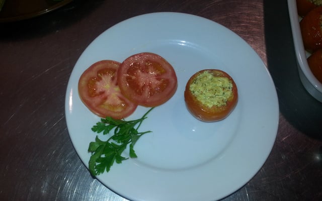 Tomate recheado com ricota temperada