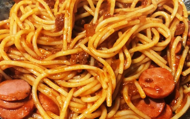 O suculento macarrão com salsicha