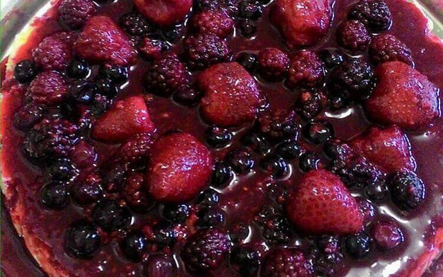 Cheesecake com calda de frutas vermelhas