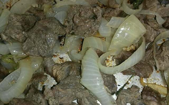 Carne frita acebolada