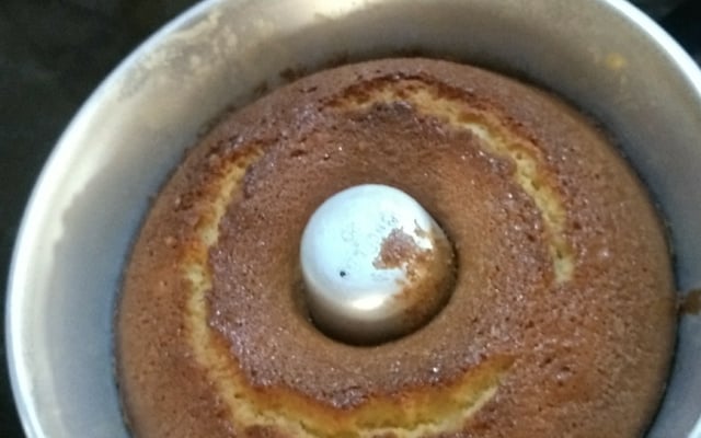 Bolo de fubá com queijo parmesão