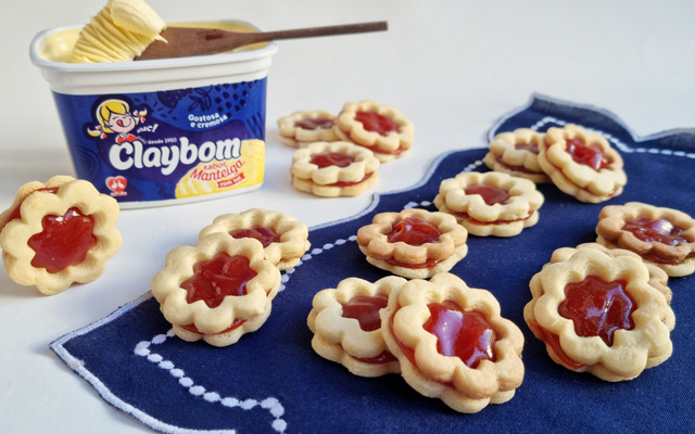 Biscoitos sable com goiabada  