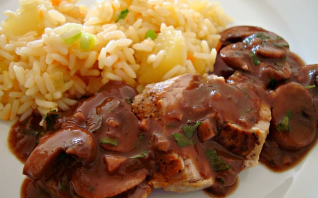 Filé-mignon de porco com molho de vinho