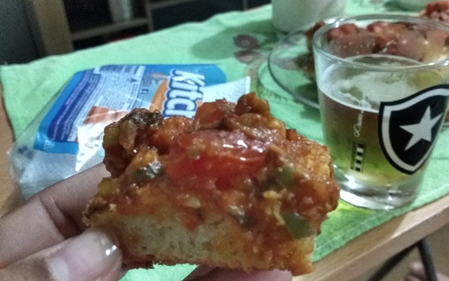 Pizza de massa de pão de sardinha