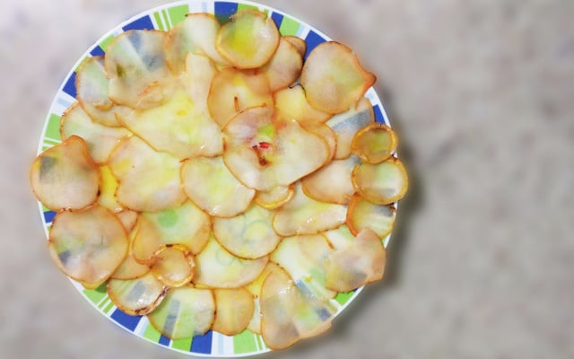 Carpaccio de pera com mostarda, vinho e nozes