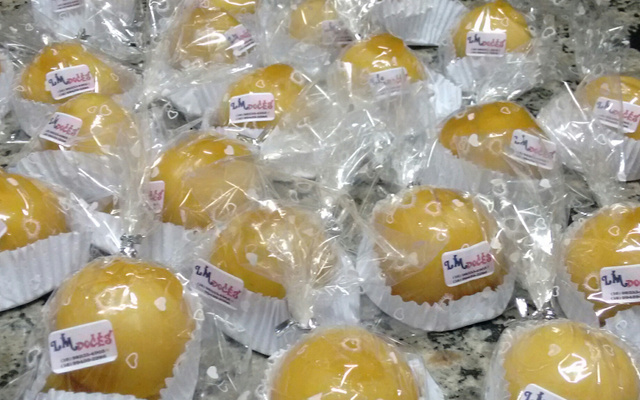 Bala de coco caramelizada (bala baiana ou bala de ovo)