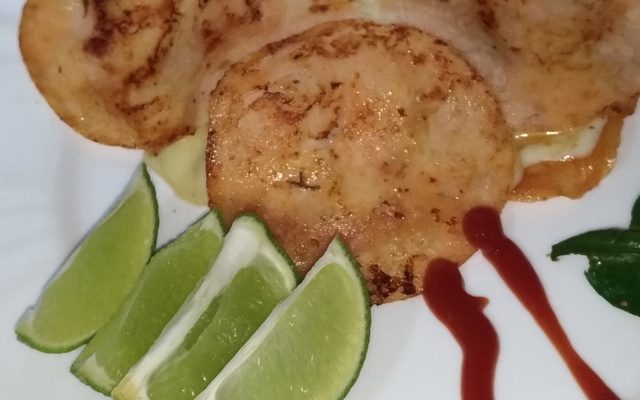 Carpaccio de salmão ao molho de alho com catupiri