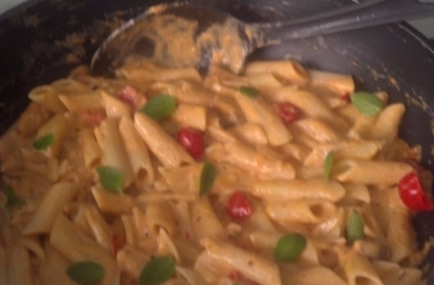 Macarrão com molho de cogumelos e tomates