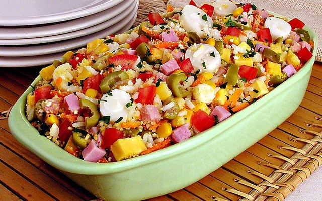 Farofa de arroz e frios