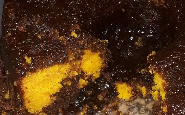 Bolo de cenoura mesclado com chocolate de liquidificador