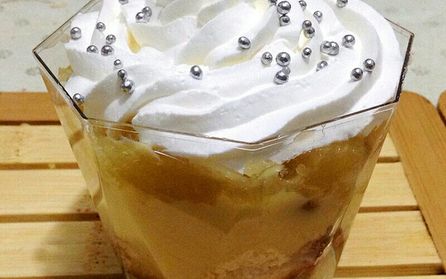 Creme de abacaxi com biscoito na taça