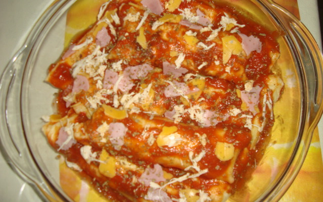 Panquecas com recheio de carne moída e acelga ao molho de tomate