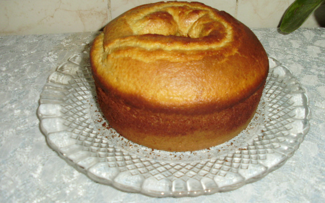 Bolo de fubá com coco e canela