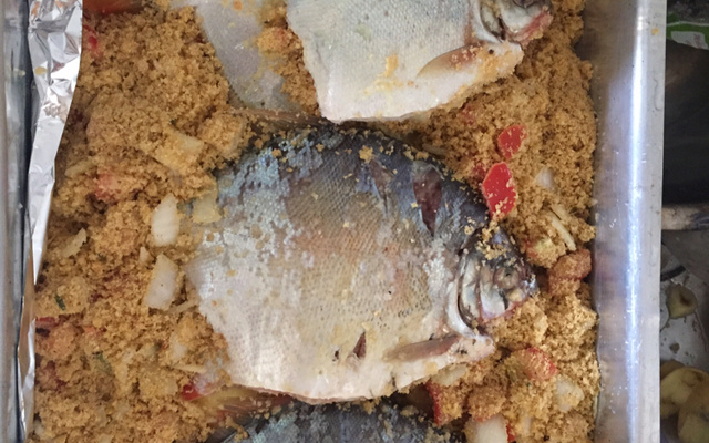 Pacu recheado com farofa molhada