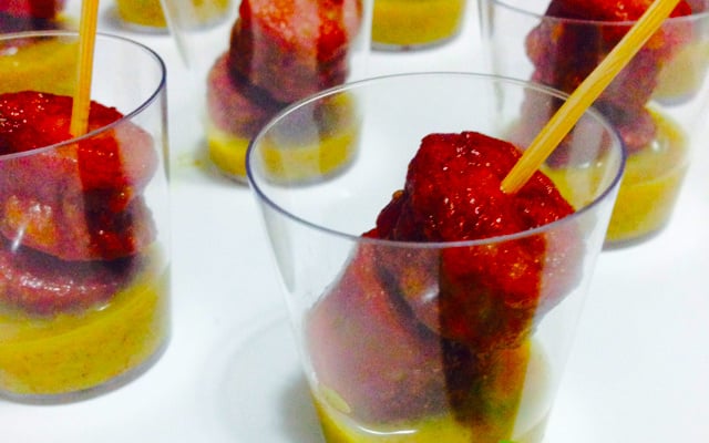 Espetinho de calabresa na mostarda e mel