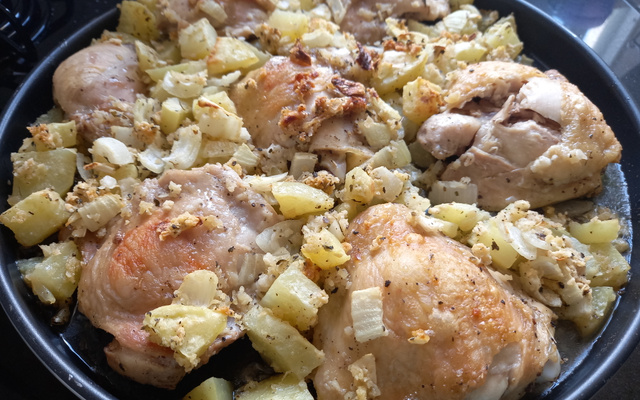 Coxa e sobre coxa de frango assada da Ana