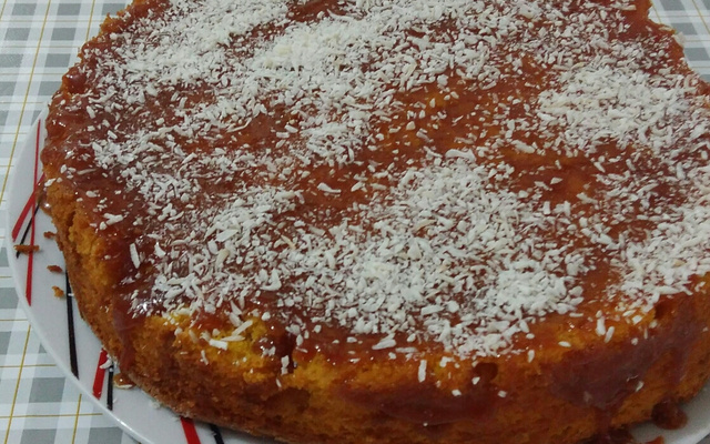 Bolo de cenoura com cobertura de caramelo