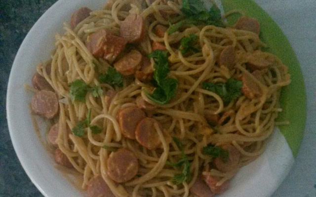 Macarrão com salsicha e creme de leite