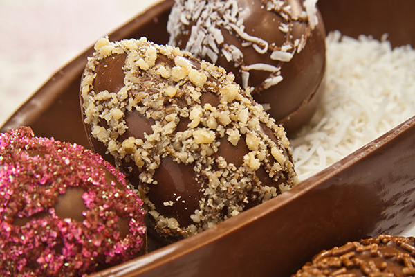 Cesta de ovo de chocolate com ovinhos variados