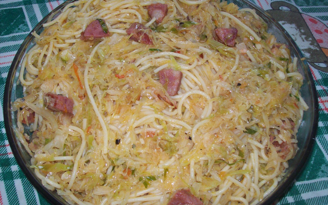 Macarrão com calabresa, bacon e repolho