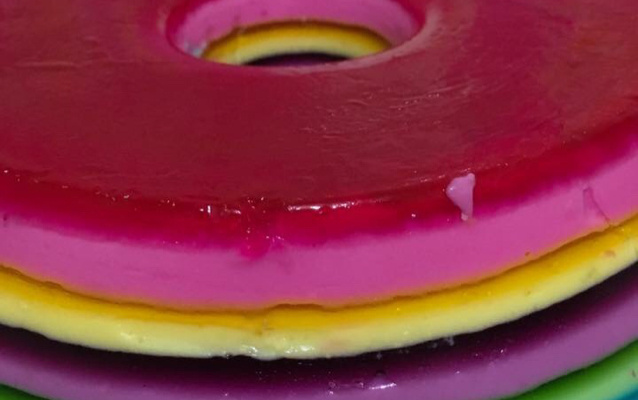 Gelatina colorida em camadas