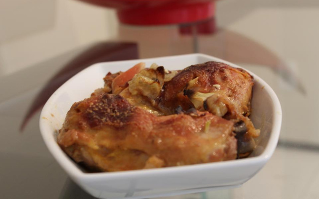 Frango suculento na cerveja com creme de cebola