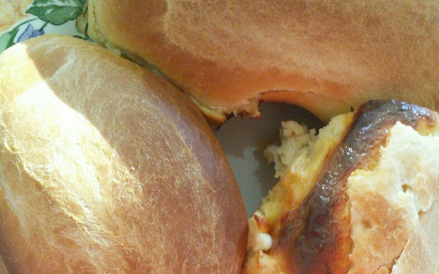 Pão de batata recheado com requeijão