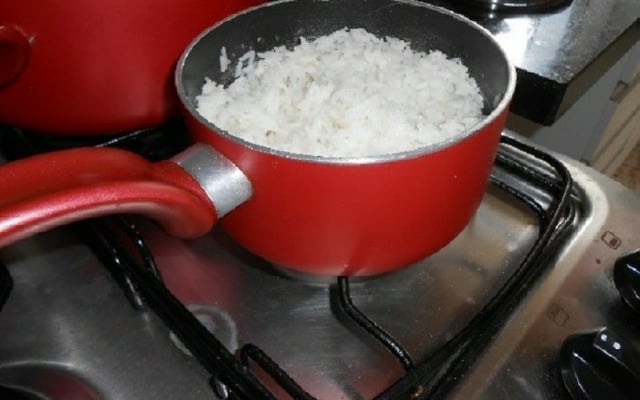 Arroz branco ao alho e óleo