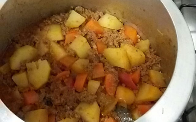 Carne moída refogada com legumes